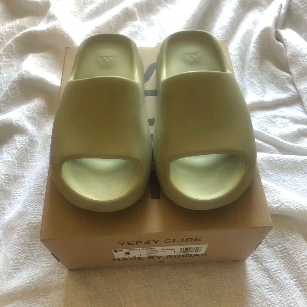 YEEZY SLIDES SIZE 6 color: RESIN
